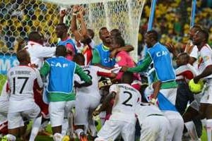 Les joueurs de l’équipe malienne fêtent leur victoire contre l’Afrique du Sud, le 2 févrrier 2013 © AFP