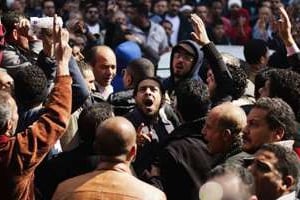 Des Égyptiens participent aux funérailles des deux militants Amro Saad et Mohammed al-Guindi. © AFP