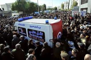 L’ambulance transportant le corps de Chokri Belaïd, le 6 février 2013, à Tunis. © Fethi Belaid/AFP
