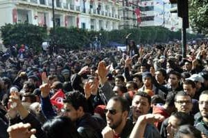 Des Tunisiens rassemblés devant le ministère de l’Intérieur, jeudi 6 février, à Tunis. © Fethi Belaid:AFP