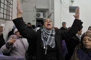 Des proches de l’opposant tunisien assassiné Chokri Belaïd, le 7 février. © AFP
