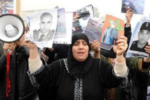 Des manifestants à l’ouverture du procès de 24 sahraouis le 1er février. © AFP