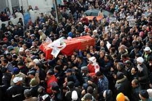 Le cercueil de Chokri Belaïd suivi par des milliers de Tunisiens à Djebel Jelloul, près de Tunis. © Fethi Belaïd/AFP