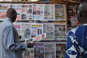 Les unes des journaux à Bamako. © AFP/Issouf Sanogo