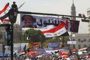 Des Égyptiens manifestent contre les militaires au pouvoir, place Tahrir au Caire, le 20 avril 2012 © AFP