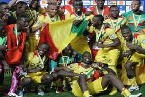 Les Maliens fêtent leur 3e place à la CAN, le 9 février 2013 à Port-Elizabeth. © AFP