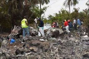 Des équipes d’inspections sur le lieu du crash au Liberia. © AFP