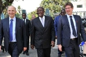 Pascal Canfin (d) en compagnie de Pierre Moscovici (g) et Daniel Kablan Duncan en décembre à Abidjan. © AFP