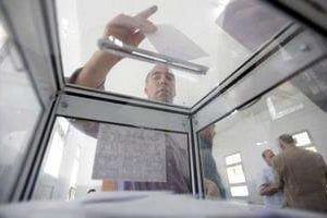 Un électeurs pendant les législatives de 2012. © AFP