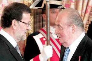 Juan Carlos (à dr.) recevant Mariano Rajoy, le 23 janvier au palais de la Zarzuela, à Madrid. © Sipa