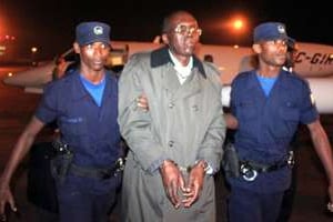 Leon Mugesera qui avait fui au Canada arrive le 24 janvier 2012 à Kigali après son extradition. © AFP