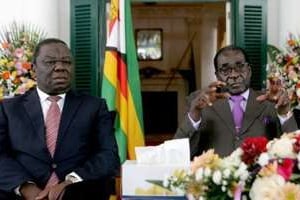 Le Premier ministre zimbabwéen Morgan Tsvangirai (g) et le président Robert Mugabe. © AFP