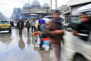 Des passants dans les rues d’Alep. © AFP