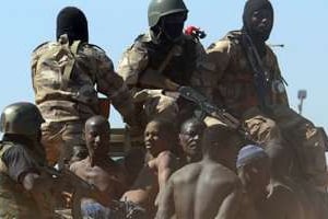 Des soldats maliens transportent des hommes suspectés d’être des islamistes armés. © AFP
