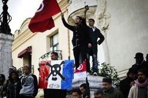 Des militants du parti islamiste Ennahda manifestent à Tunis, le 16 février 2013. © AFP