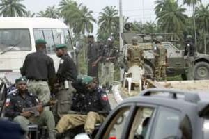 Policiers et soldats nigérians dans l’Etat de Bayelsa. © AFP