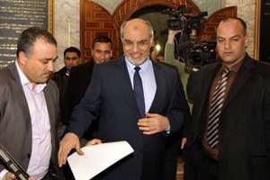 Hamadi Jebali (c) vient remettre sa lettre de démission à Moncef Marzouki, le 19 février. © AFP