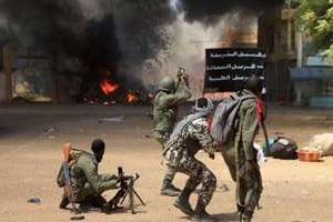 Des soldats maliens lors de combats à Gao, le 21 février 2013. © Frederic Lafargue/AFP