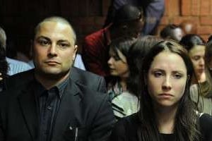 Carl Pistorius et sa soeur Aimee au tribunal de Pretoria. © AFP