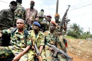 Patrouille des FRCI, début août 2012 à Bingerville, près d’Abidjan. © AFP