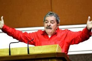 En chemise rouge à La Havane, le 30 janvier : un hommage à Hugo Chavez. © SIPA