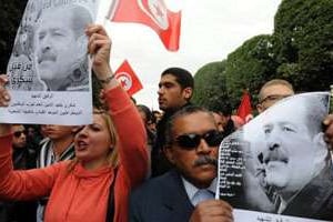 Des manifestants brandissent des portraits de Chokri Belaïd, le 23 février 2013 à Tunis © Fethi Belaid/AFP