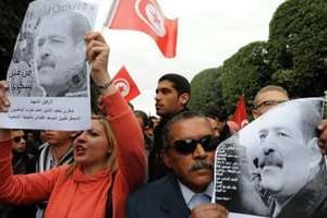 Des manifestants brandissent des portraits de Chokri Belaïd, le 23 février 2013 à Tunis. © AFP