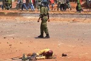 Un blessé à terre lors de la manifestation d’opposants à Conakry, en Guinée, le 27 février 2013 © Cellou Binani/AFP