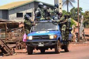 Les forces de l’ordre guinéennes patrouillent à Conakry après des heurts, le 27 février 2013 © AFP