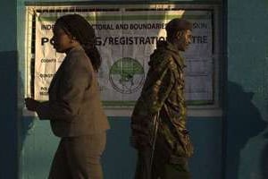 Un fonctionnaire et un militaire devant un bureau de vote dans le nord du Kenya. © Reuters