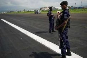 Des policiers sur le tarmac de l’aéroport de Goma, le 4 décembre 2012 © AFP