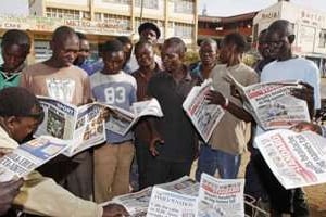 Des Kenyans s’informent des résultats le 6 mars 2013 à Kisumu. © Till Muellenmeister/AFP