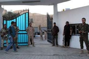 Des soldats libyens devant le siège de la télévision Alassema à Tripoli, le 7 mars 2013 © AFP