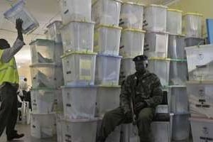 Stockage des urnes après comptage des bulletins de vote . © AFP