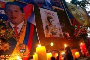 Bougies devant des portraits de Chávez le 7 mars 2013. © AFP