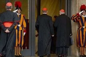 Des cardinaux arrivent au Vatican pour le pré-conclave, le 8 mars 2013 © AFP