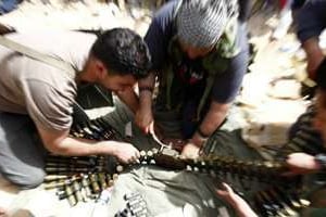 Des combattants préparent des munitions lors des combats près de Zuwara le 4 avril 2012. © Reuters