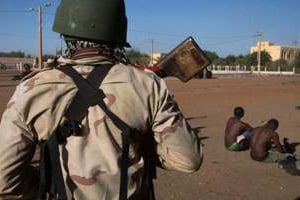 Un soldat malien surveille des prisonniers, le 22 février 2013 à Gao. © AFP/Joel Saget