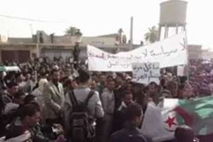 Des milliers de chômeurs manifestant à Ouargla (sud), le 14 mars. © Capture d’écran/Vidéo AFP