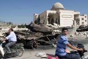 Le 23 septembre 2012, des Syriens devant une mosquée d’Azaz, détruite lors des affrontements. © Miguel Medina/AFP