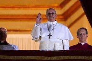 Le pape François lors de sa première apparition publique, au Vatican, le 13 mars 2013. © AFP