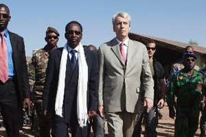 Christian Rouyer (d) avec le président malien de la transition, Dioncounda Traoré, le 16 janvier. © Reuters