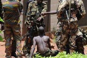 Arrestation d’un présumé pillard par des membres de la Séléka à Bangui, le 26 mars 2013. © AFP