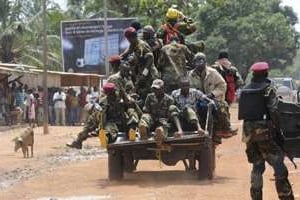 Des soldats de la Séléka dans une rue de Bangui, le 26 mars 2013. © AFP/Sia Kambou