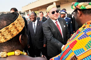 Le roi accueilli par le président Ouattara et des chefs traditionnels, à Abidjan, le 19 mars. © Issouf Sanogo/AFP