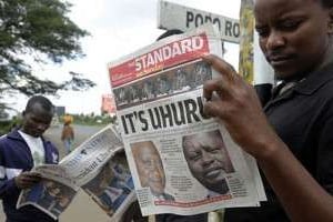 Des habitants de Nairobi lisent la presse au lendemain de la décision de la Cour suprême. © AFP