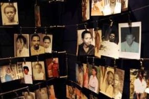 Photographies de victimes du génocide, au Mémorial de Kigali. © AFP