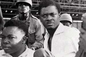 Patrice Lumumba (à dr.) et Joseph Okito, après leur arrestation en décembre 1960. © AFP