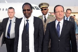François Hollande est accueilli au Mali par le président Dioncounda Traoré. © AFP