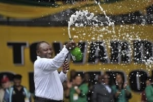 Cyril Ramaphosa célèbre au champagne les 101 ans de l’ANC, le 13 janvier. Le vice-président du parti est aussi l’un des hommes les plus riches du pays. DR